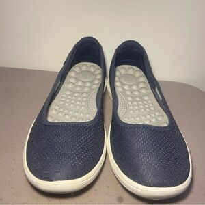 women's Crocs Reviva Flats in a navy blue mesh material with a white sole Size 8